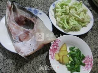 花菜鱼头汤的做法步骤：1