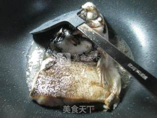 花菜鱼头汤的做法步骤：2