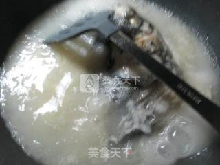 花菜鱼头汤的做法步骤：5