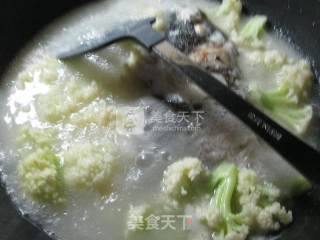 花菜鱼头汤的做法步骤：6