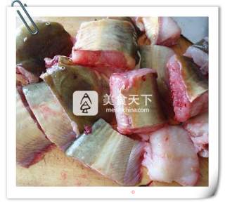 蒜子辣烧鲶鱼的做法步骤：2