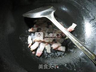 咸肉丝瓜煮粉丝的做法步骤：2
