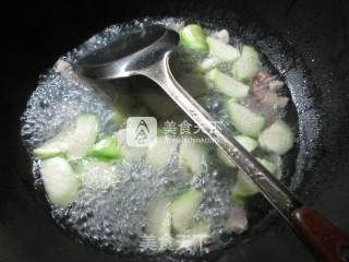 咸肉丝瓜煮粉丝的做法步骤：4