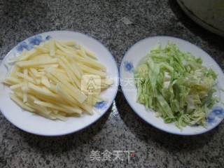 圆白菜炒土豆的做法步骤：1