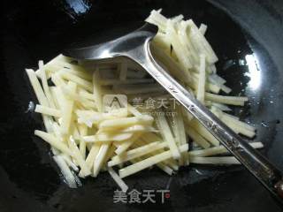 圆白菜炒土豆的做法步骤：2