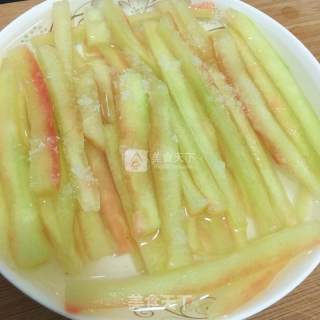 消暑解火神器——小炒西瓜皮的做法步骤：3
