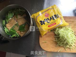 鱼饼拉面的做法步骤：4