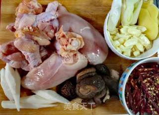 香菇辣椒鸡的做法步骤：1
