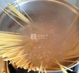 简单易做的番茄肉酱意大利面的做法步骤：1