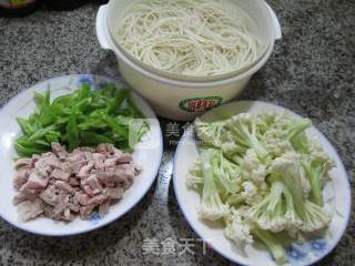 尖椒猪肉花菜炒面的做法步骤：1