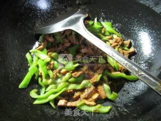 尖椒猪肉花菜炒面的做法步骤：5