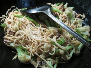 尖椒猪肉花菜炒面的做法步骤：6