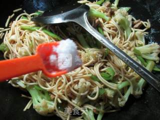 尖椒猪肉花菜炒面的做法步骤：7