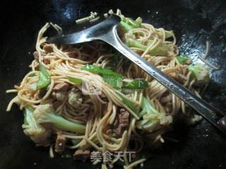 尖椒猪肉花菜炒面的做法步骤：8