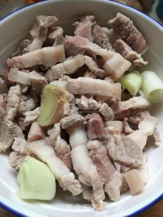 卤肉土豆丁的做法步骤：1