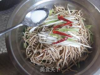 凉拌豆腐丝的做法步骤：4