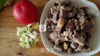 西红柿烧牛腩的做法步骤：1