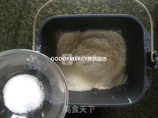 用速度与激情快速做出简单美味的火腿肠面包的做法步骤：3