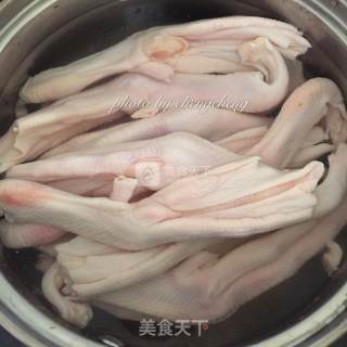 卤鸭爪的做法步骤：1