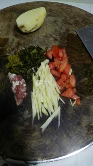 咸菜土豆面的做法步骤：1
