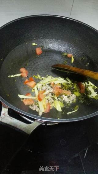 咸菜土豆面的做法步骤：2