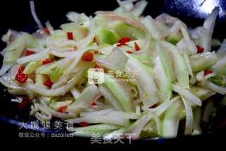 酸笋炒西瓜皮的做法步骤：12