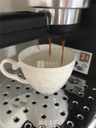 卡布基诺拉花咖啡的做法步骤：2