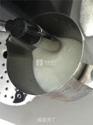 卡布基诺拉花咖啡的做法步骤：3