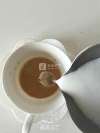 卡布基诺拉花咖啡的做法步骤：4