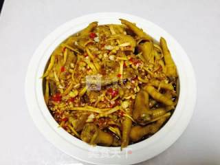 “么么”酸辣鸡爪的做法步骤：1