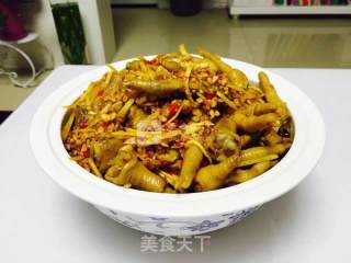 “么么”酸辣鸡爪的做法步骤：2