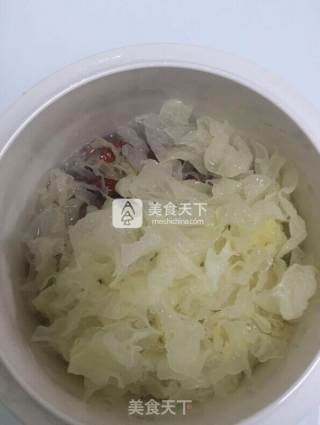 雪耳红枣糖水的做法步骤：2