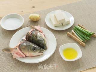 鱼头炖豆腐的做法步骤：1