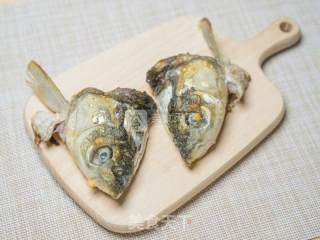 鱼头炖豆腐的做法步骤：2