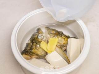 鱼头炖豆腐的做法步骤：3