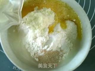 乳酪提子毛毛虫面包的做法步骤：2
