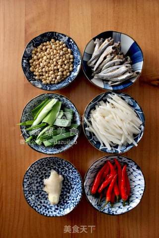下饭神器酸笋炒小鱼干的做法步骤：1