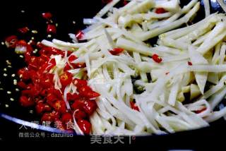 下饭神器酸笋炒小鱼干的做法步骤：4