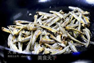 下饭神器酸笋炒小鱼干的做法步骤：5