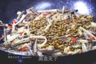 下饭神器酸笋炒小鱼干的做法步骤：6