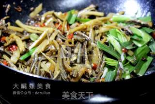 下饭神器酸笋炒小鱼干的做法步骤：8
