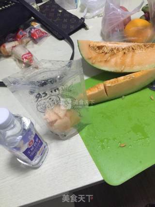 自制排毒苏打水的做法步骤：1