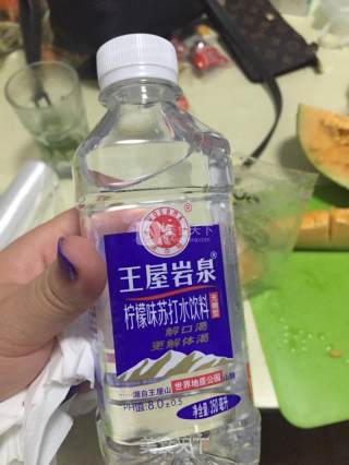 自制排毒苏打水的做法步骤：4