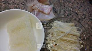 金针菇鱼汤粉的做法步骤：1