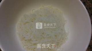 金针菇鱼汤粉的做法步骤：3