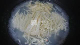 金针菇鱼汤粉的做法步骤：4