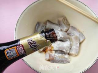 红烧带鱼的做法步骤：1