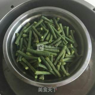 酱炒豆角的做法步骤：1