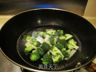 西兰花烩鲜虾的做法步骤：1