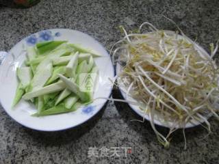 丝瓜炒绿豆芽的做法步骤：1